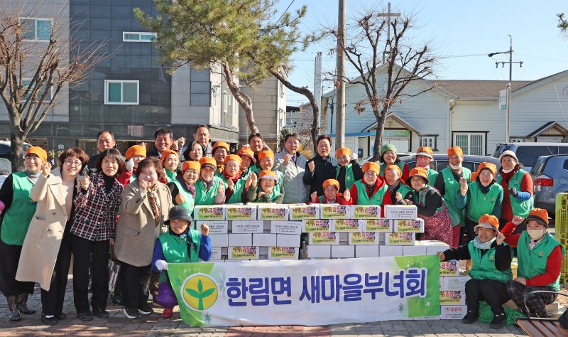 [김해=뉴시스]박완수 경남도지사가 9일 오전 김해시 한림면 새마을부녀회 및 북부동 통장협의회 주관 김장 나누기 행사장을 찾아 봉사자들을 격려한 후 기념촬영하고 있다.(사진=경남도 제공) 2025.12.09. photo@newsis.com