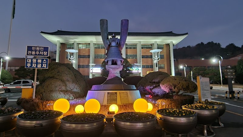 [김해=뉴시스]김해시청사 빛트리 꿈과 행복 연출. (사진=김해시 제공). 2025.12.09. photo@newsis.com