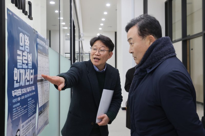 [의왕=뉴시스]김성제 의왕시장이 글로벌인재센터 부곡분원 리모델링 현장을 방문해 관계자로 부터 설명을 듣고 있다(사진=의왕시 제공)2025.12.09.photo@newsis.com