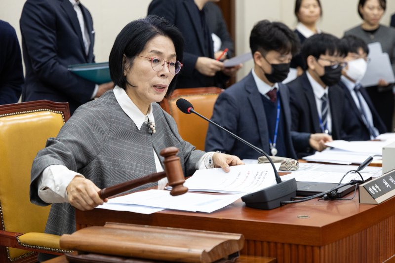 9일 서울 여의도 국회에서 열린 제429회국회(정기회) 과학기술정보방송통신위원회 제19차 전체회의에서 최민희 위원장이 의사봉을 두드리고 있다. 2025.12.9/뉴스1 ⓒ News1 이승배 기자