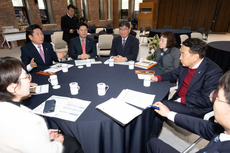 제천시 민·관 대표, 충북도지사 만나 공공기관 제천 이전 건의.(제천시 제공, 재판매 및 DB금지)/뉴스1