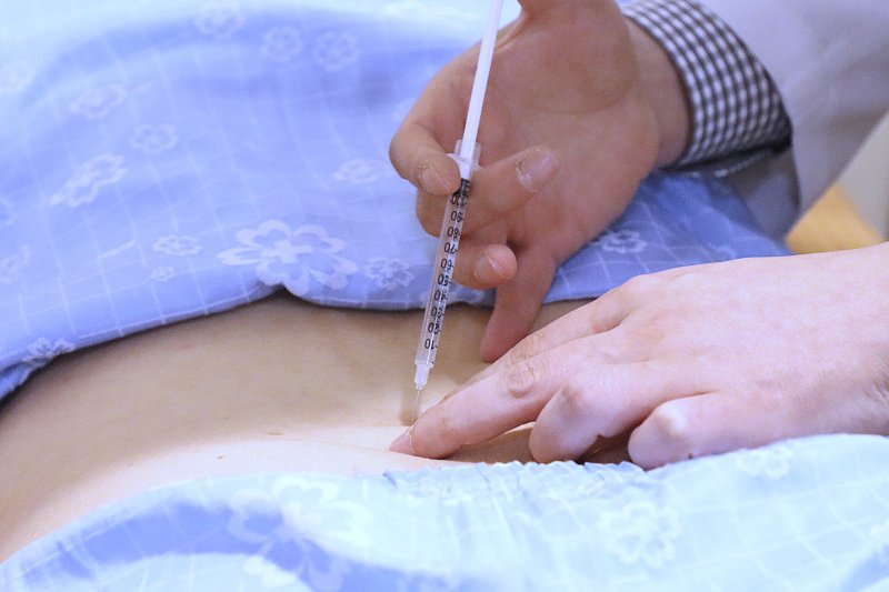 [서울=뉴시스] 자생한방병원 의료진이 허리에 약침치료를 하고 있다. (사진= 자생한방병원 제공)