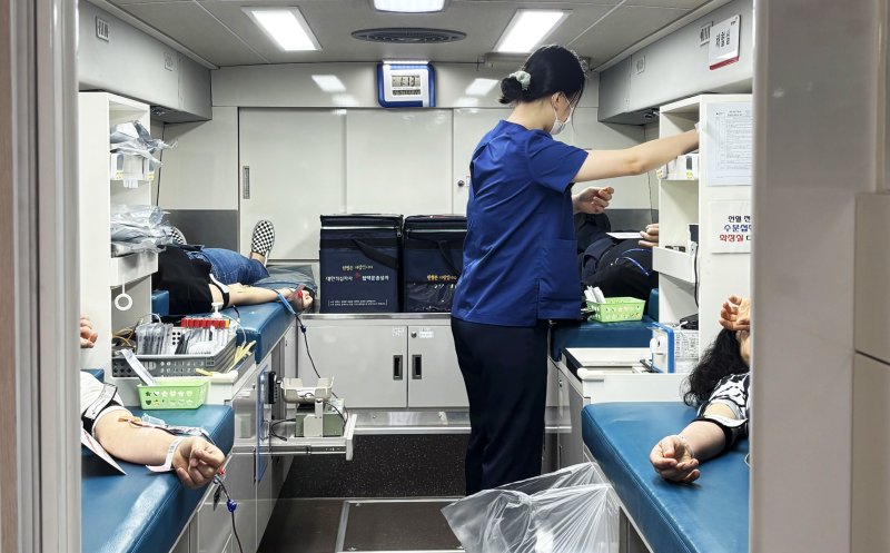 광주 헌혈 버스에서 공직자들이 헌혈 캠페인에 참여하고 있다.(광주시 제공. 재판매 및 DB 금지) ⓒ News1