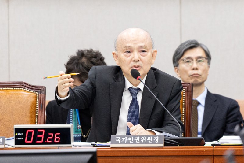 안창호 국가인권위원장이 5일 서울 여의도 국회 운영위원회에서 열린 국가인권위원회에 대한 국정감사에 출석해 의원 질의에 답변하고 있다. 2025.11.5/뉴스1 ⓒ News1 이승배 기자