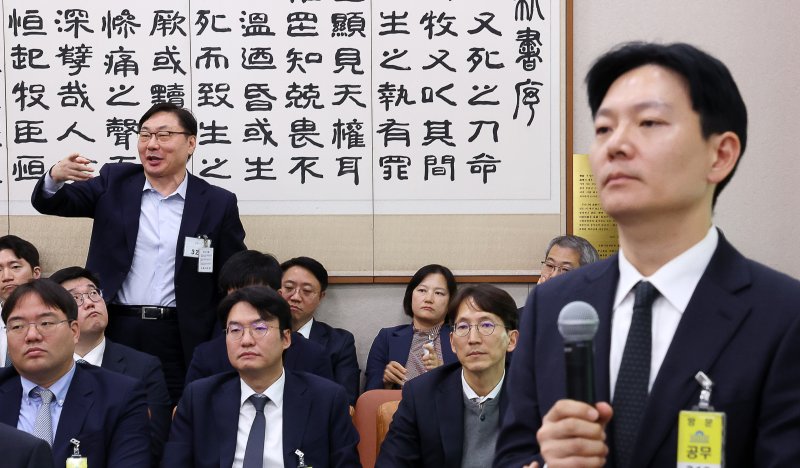 [서울=뉴시스] 김명년 기자 = 이화영 전 경기도 평화부지사가 23일 오전 서울 여의도 국회 법제사법위원회에서 열린 서울고검, 서울중앙지검 등에 대한 국정감사에서 자신의 대북 송금 사건을 수사했던 박상용 법무연수원 교수 질의 도중 발언권을 요청하고 있다. 2025.10.23. kmn@newsis.com