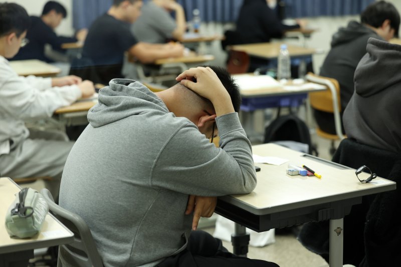 2026학년도 대학수학능력시험일인 13일 오전 광주시 교육청 26지구 제21시험장인 광주 서석고등학교에서 한 수험생이 긴장한 모습을 보이고 있다. 2025.11.13/뉴스1 ⓒ News1 이승현 기자