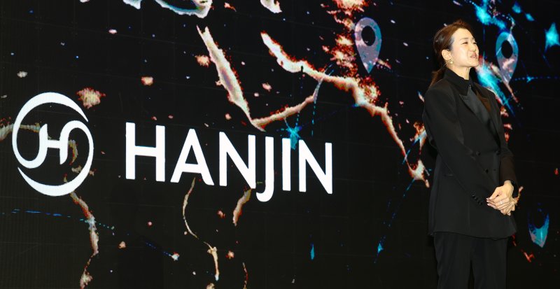 [서울=뉴시스] 박주성 기자 = 조현민 한진 사장이 9일 오후 서울 용산구 드래곤시티호텔에서 열린 한진 '언박싱데이 2025'에서 주제 발표를 하고 있다. 2025.12.09. park7691@newsis.com