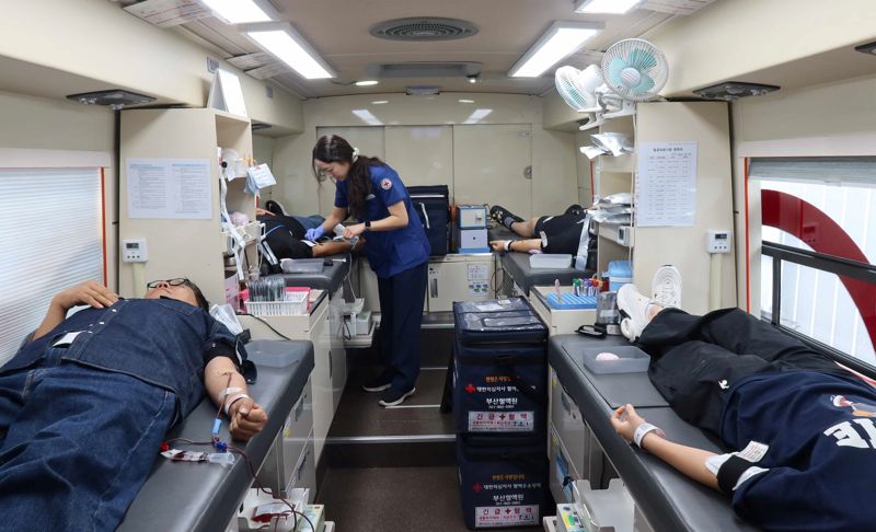 지난 10월 2일 렛츠런파크 부산경남 직원들이 헌혈에 동참하고 있는 모습. 한국마사회 제공
