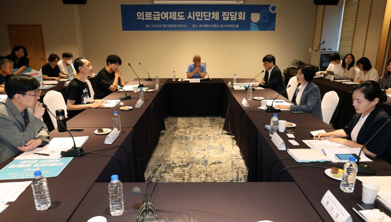 [서울=뉴시스] 배훈식 기자 = 이스란 보건복지부 제1차관이 지난 7월 10일 오후 서울 용산구 피스앤파크 컨벤션에서 의료급여제도 시민단체 집담회를 하는 모습. 2025.07.10. dahora83@newsis.com