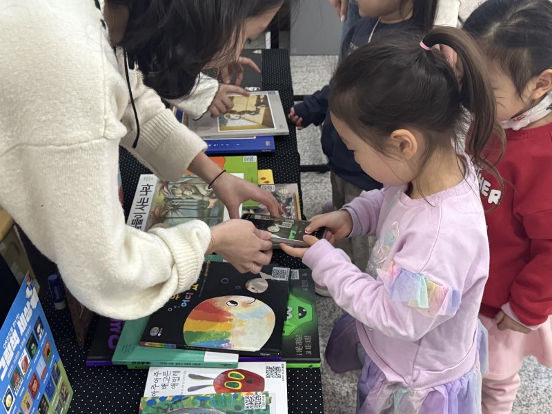 [대전=뉴시스] 대전대 상담학과 QR 그림책 홍보모습. (사진=대전대 제공) 2025.12.09. photo@newsis.com *재판매 및 DB 금지