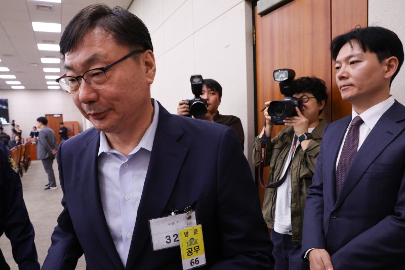 이화영 전 경기도 평화부지사(왼쪽)가 14일 서울 여의도 국회 법제사법위원회에서 열린 법무부 등에 대한 국정감사에서 의원 질의를 마친 후 자신의 대북 송금 사건을 수사했던 박상용 법무연수원 교수를 지나치고 있다. 2025.10.14/뉴스1 ⓒ News1 신웅수 기자