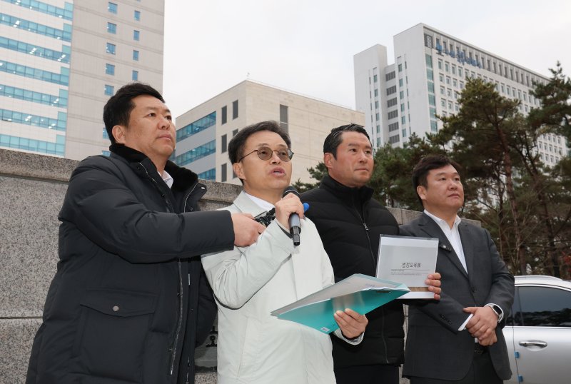 27일 경기 수원시 영통구 수원지방법원 앞에서 이화영 전 부지사 측 변호인단이 재판부 기피 신청 후 집단 퇴정한 검사들에 대한 법정 모욕죄 및 직무유기죄 고발 관련 기자회견을 하고 있다. 2025.11.27/뉴스1 ⓒ News1 김영운 기자