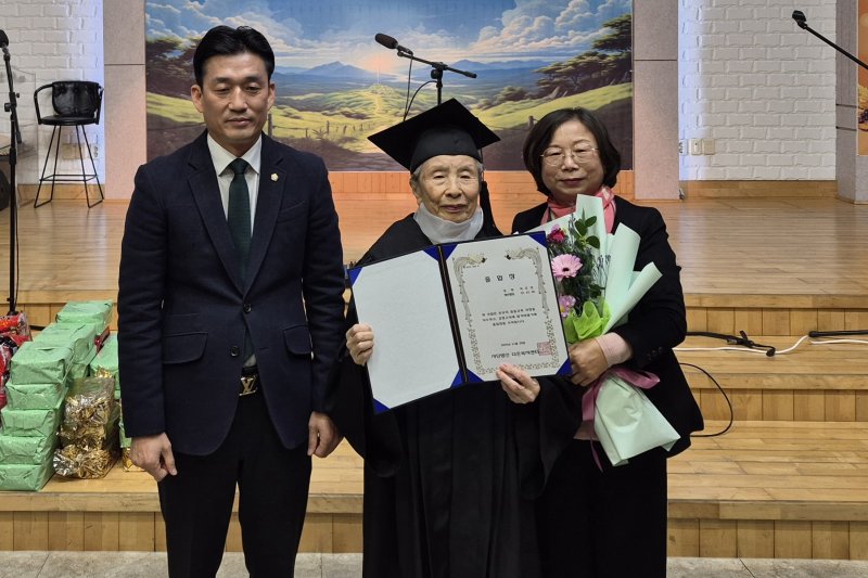 [전주=뉴시스]윤난슬 기자 = 전북 전주시는 사단법인 다온복지센터 장애인야학교에서 학습한 최은섭(88)씨가 올해 8월 실시된 중학교 졸업학력 검정고시에 합격했다고 9일 밝혔다. (사진=전주시 제공) photo@newsis.com