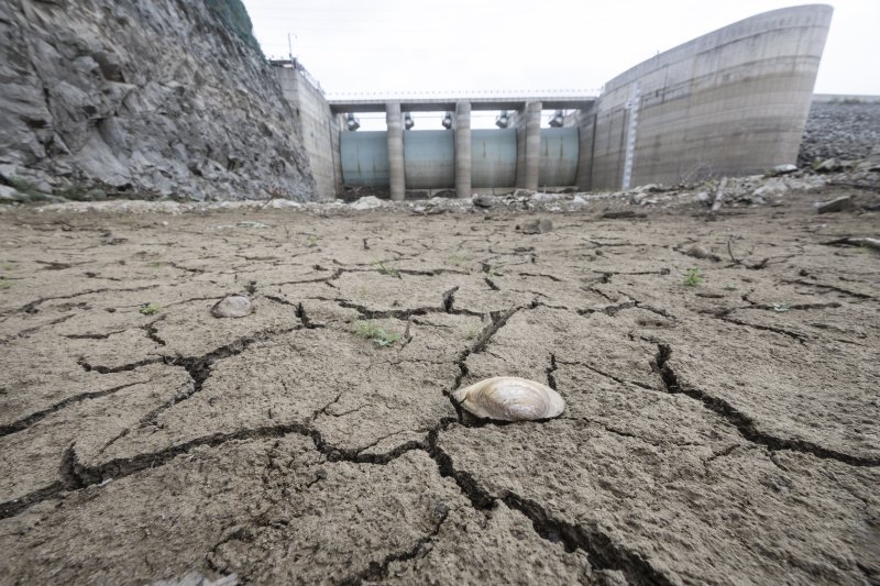 [강릉=뉴시스] 김근수 기자 = 사진은 극심한 가뭄이 계속되던 지난 9월 4일 강원 강릉 오봉저수지 바닥이 갈라져 있는 모습. 2025.09.04. ks@newsis.com