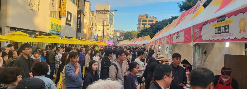 강원 원주시의 원도심과 지역경제 활성화를 위한 대표 축제인 '2025 원주만두축제'가 지난 10월 24일 원주 중앙동 전통시장과 문화의 거리, 원일로 일원에서 개막했던 가운데, 첫 날 관광객과 시민들이 축제장 만두 부스에서 시식을 위해 대기하고 있다. 이 축제는 같은 달 26일까지 3일간 원도심과 지역경제 활성화를 위해 열렸다. 2025.10.24/뉴스1 ⓒ News1 신관호 기자