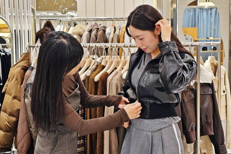 신세계백화점 센텀시티를 찾은 고객이 에보니아이즈의 제품을 착용해 보고 있다.(신세계센텀시티 제공. 재판매 및 DB 금지)