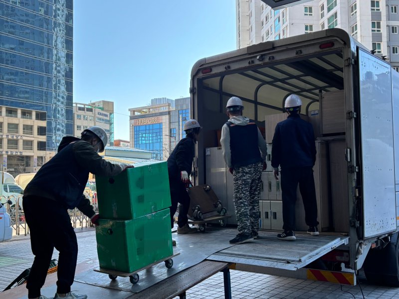 9일 오후 1시 쯤 해양수산부 임시청사에서 이삿짐이 내려지는 모습. 이삿짐은 5톤 트럭 249대 분량으로 알려졌다. 2025.12.9. ⓒ 뉴스1 홍윤 기자