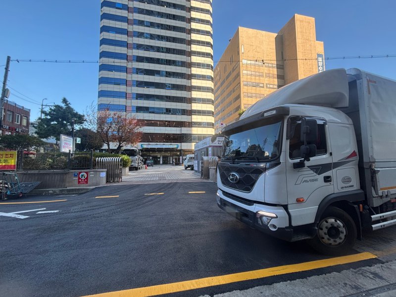 진입신호를 기다리는 이삿짐 차량. 9일 해수부 부산청사 앞은 공사차량, 이삿짐차량, 주변 전통시장 이용차량 등으로 다소 혼잡했다. 2025.12.9. ⓒ 뉴스1 홍윤 기자