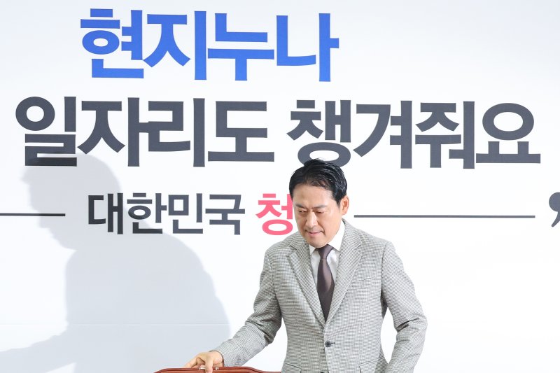 장동혁 국민의힘 대표가 8일 서울 여의도 국회에서 열린 최고위원회의에 참석하고 있다. 2025.12.8/뉴스1 ⓒ News1 신웅수 기자