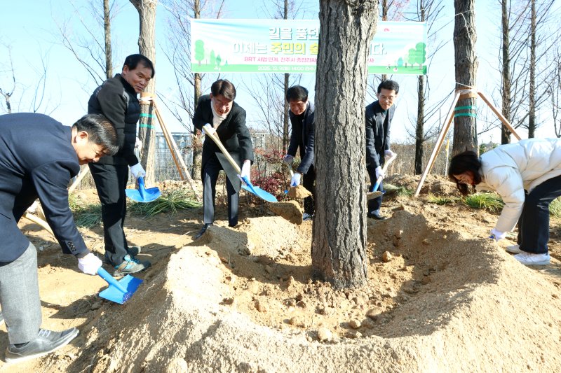 [전주=뉴시스] 우범기 전북 전주시장은 9일 리싸이클링타운 인근 현장을 방문해 간선급행버스체계(BRT) 공사 과정에서 이식되는 가로수 식재 상황을 점검하고 환경개선 추진 상황을 직접 확인했다고 밝혔다. (사진=전주시 제공) 2025.12.09. photo@newsis.com