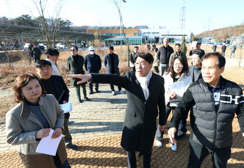[전주=뉴시스] 우범기 전북 전주시장은 9일 리싸이클링타운 인근 현장을 방문해 간선급행버스체계(BRT) 공사 과정에서 이식되는 가로수 식재 상황을 점검하고 환경개선 추진 상황을 직접 확인했다고 밝혔다. (사진=전주시 제공) 2025.12.09. photo@newsis.com