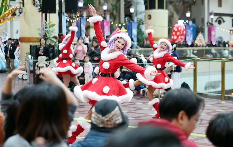 9일 오후 서울 송파구 롯데월드 어드벤처에서 연기자들이 겨울 시즌 축제 ‘트윙클 미라클 윈터’ 퍼레이드를 펼치고 있다. 2025.12.9/뉴스1 ⓒ News1 김진환 기자