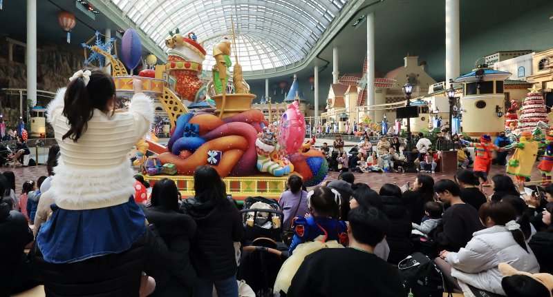 9일 오후 서울 송파구 롯데월드 어드벤처에서 연기자들이 겨울 시즌 축제 ‘트윙클 미라클 윈터’ 퍼레이드를 펼치고 있다. 2025.12.9/뉴스1 ⓒ News1 김진환 기자