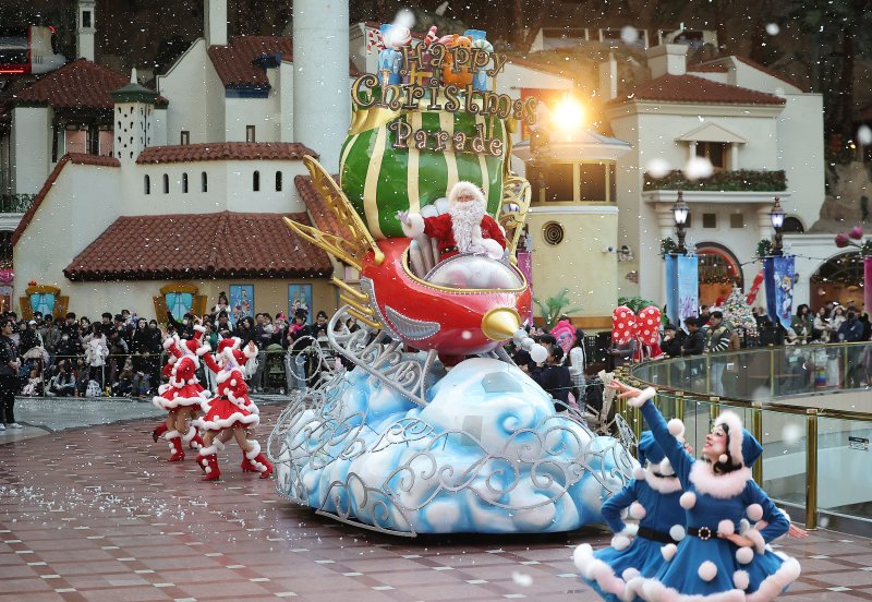 9일 오후 서울 송파구 롯데월드 어드벤처에서 연기자들이 겨울 시즌 축제 ‘트윙클 미라클 윈터’ 퍼레이드를 펼치고 있다. 2025.12.9/뉴스1 ⓒ News1 김진환 기자