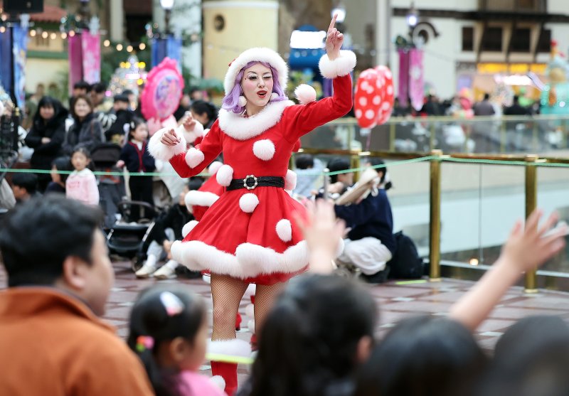 9일 오후 서울 송파구 롯데월드 어드벤처에서 연기자들이 겨울 시즌 축제 ‘트윙클 미라클 윈터’ 퍼레이드를 펼치고 있다. 2025.12.9/뉴스1 ⓒ News1 김진환 기자