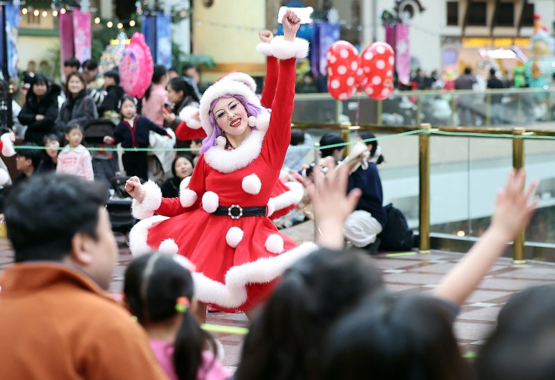 9일 오후 서울 송파구 롯데월드 어드벤처에서 연기자들이 겨울 시즌 축제 ‘트윙클 미라클 윈터’ 퍼레이드를 펼치고 있다. 2025.12.9/뉴스1 ⓒ News1 김진환 기자