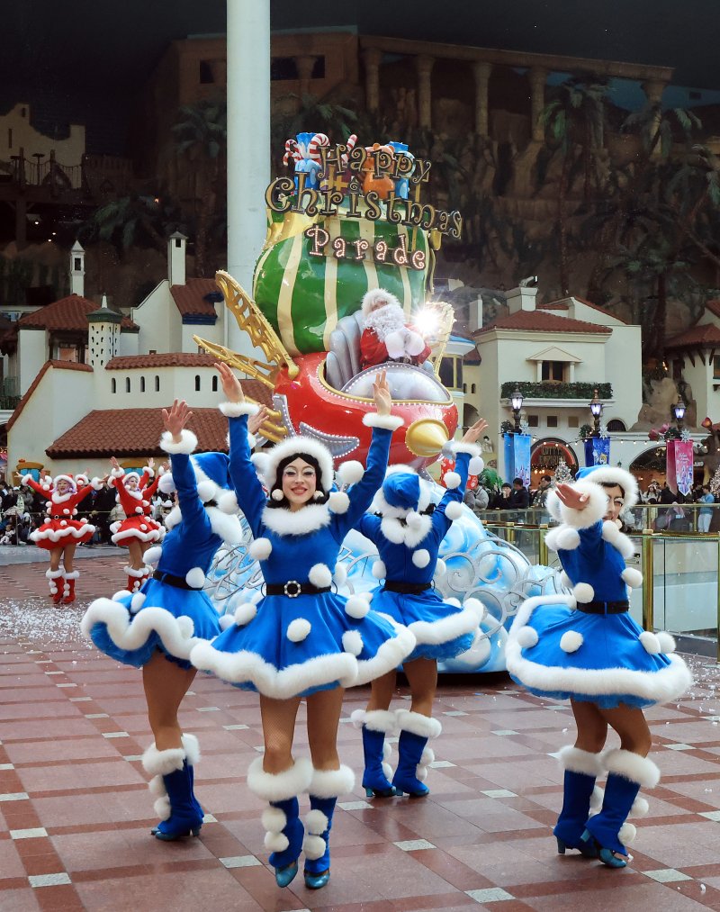 9일 오후 서울 송파구 롯데월드 어드벤처에서 연기자들이 겨울 시즌 축제 ‘트윙클 미라클 윈터’ 퍼레이드를 펼치고 있다. 2025.12.9/뉴스1 ⓒ News1 김진환 기자