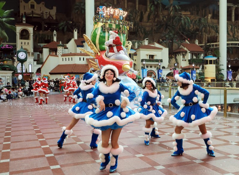 9일 오후 서울 송파구 롯데월드 어드벤처에서 연기자들이 겨울 시즌 축제 ‘트윙클 미라클 윈터’ 퍼레이드를 펼치고 있다. 2025.12.9/뉴스1 ⓒ News1 김진환 기자