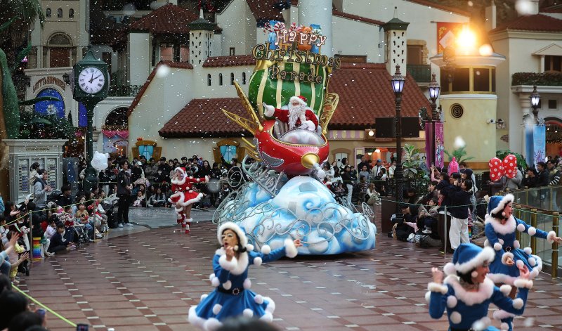 9일 오후 서울 송파구 롯데월드 어드벤처에서 연기자들이 겨울 시즌 축제 ‘트윙클 미라클 윈터’ 퍼레이드를 펼치고 있다. 2025.12.9/뉴스1 ⓒ News1 김진환 기자