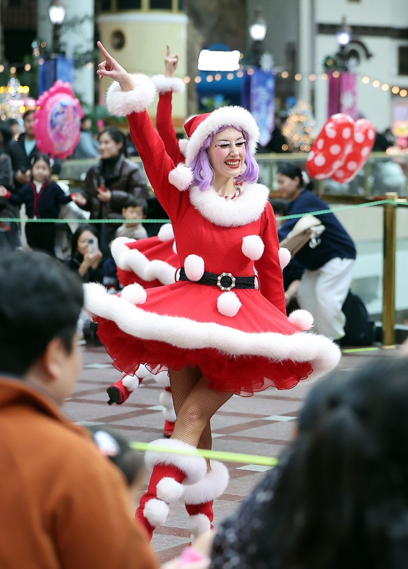9일 오후 서울 송파구 롯데월드 어드벤처에서 연기자들이 겨울 시즌 축제 ‘트윙클 미라클 윈터’ 퍼레이드를 펼치고 있다. 2025.12.9/뉴스1 ⓒ News1 김진환 기자