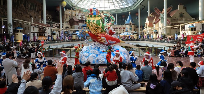 9일 오후 서울 송파구 롯데월드 어드벤처에서 연기자들이 겨울 시즌 축제 ‘트윙클 미라클 윈터’ 퍼레이드를 펼치고 있다. 2025.12.9/뉴스1 ⓒ News1 김진환 기자