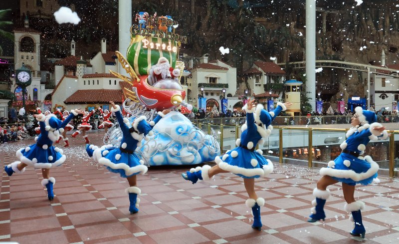 9일 오후 서울 송파구 롯데월드 어드벤처에서 연기자들이 겨울 시즌 축제 ‘트윙클 미라클 윈터’ 퍼레이드를 펼치고 있다. 2025.12.9/뉴스1 ⓒ News1 김진환 기자