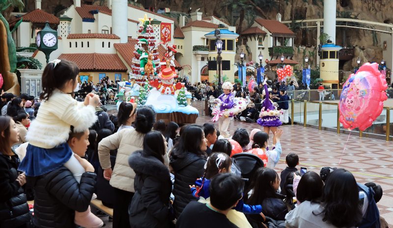 9일 오후 서울 송파구 롯데월드 어드벤처에서 연기자들이 겨울 시즌 축제 ‘트윙클 미라클 윈터’ 퍼레이드를 펼치고 있다. 2025.12.9/뉴스1 ⓒ News1 김진환 기자