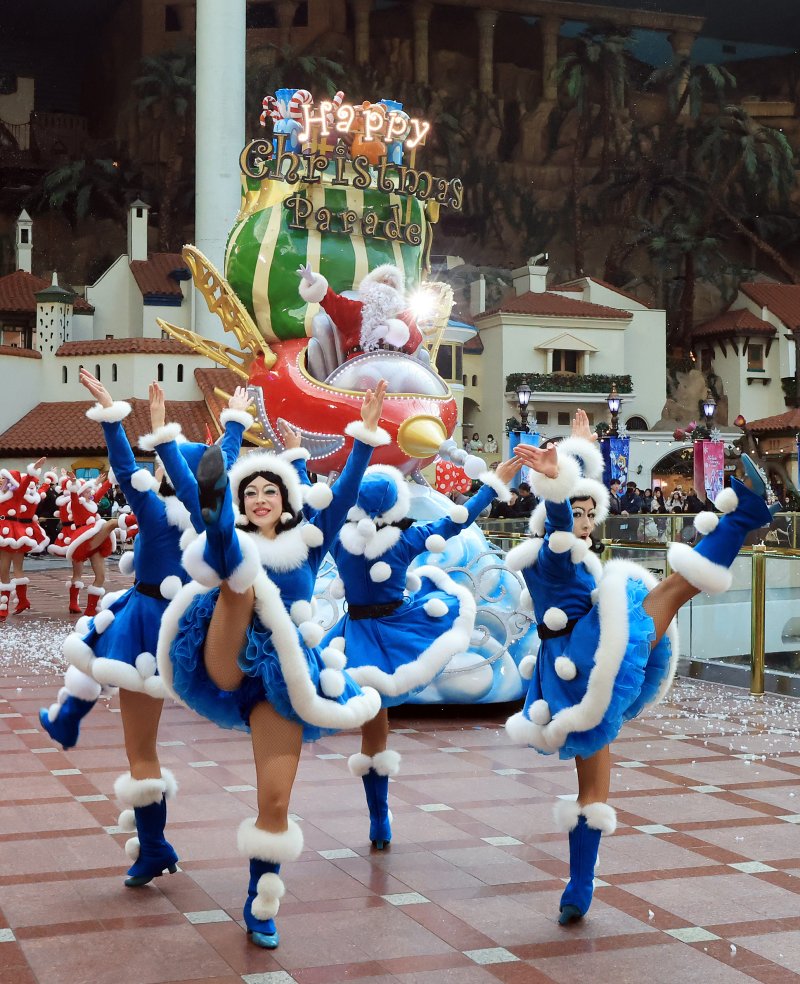 9일 오후 서울 송파구 롯데월드 어드벤처에서 연기자들이 겨울 시즌 축제 ‘트윙클 미라클 윈터’ 퍼레이드를 펼치고 있다. 2025.12.9/뉴스1 ⓒ News1 김진환 기자