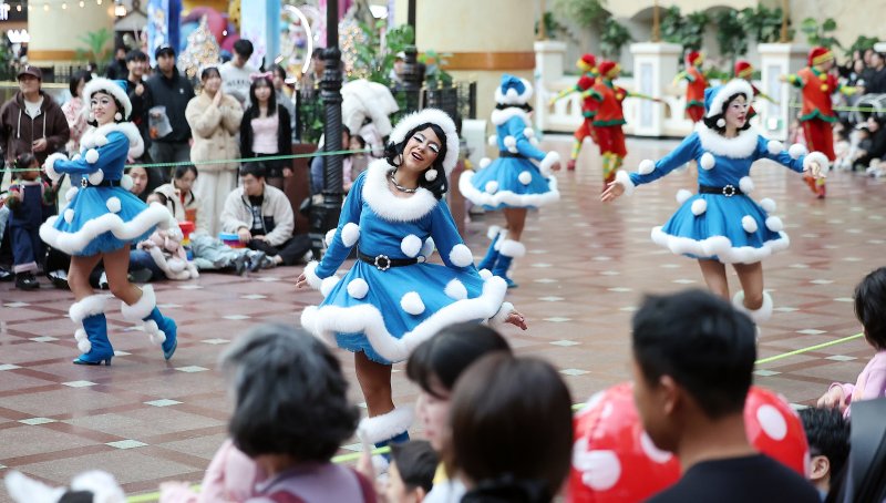9일 오후 서울 송파구 롯데월드 어드벤처에서 연기자들이 겨울 시즌 축제 ‘트윙클 미라클 윈터’ 퍼레이드를 펼치고 있다. 2025.12.9/뉴스1 ⓒ News1 김진환 기자
