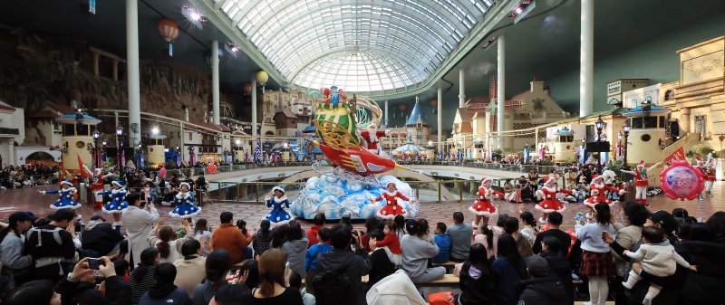 9일 오후 서울 송파구 롯데월드 어드벤처에서 연기자들이 겨울 시즌 축제 ‘트윙클 미라클 윈터’ 퍼레이드를 펼치고 있다. 2025.12.9/뉴스1 ⓒ News1 김진환 기자