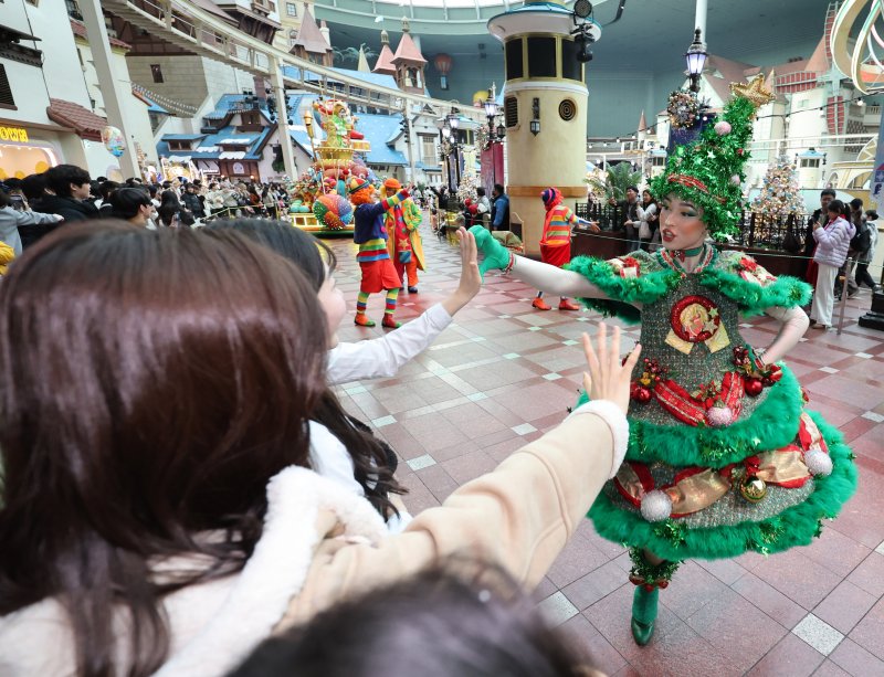 [서울=뉴시스] 배훈식 기자 = 9일 오후 서울 송파구 롯데월드 어드벤처에서 겨울 시즌 메인 공연 '해피 크리스마스 퍼레이드'가 펼쳐지고 있다. 롯데월드는 오는 22일부터 내년 3월 2일 까지 '프린세스 캐치! 티니핑'과 함께하는 '트윙클 미라클 윈터'를 진행한다. 2025.12.09. dahora83@newsis.com