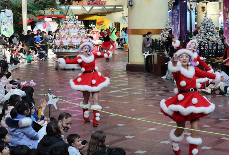 [서울=뉴시스] 배훈식 기자 = 9일 오후 서울 송파구 롯데월드 어드벤처에서 겨울 시즌 메인 공연 '해피 크리스마스 퍼레이드'가 펼쳐지고 있다. 롯데월드는 오는 22일부터 내년 3월 2일 까지 '프린세스 캐치! 티니핑'과 함께하는 '트윙클 미라클 윈터'를 진행한다. 2025.12.09. dahora83@newsis.com