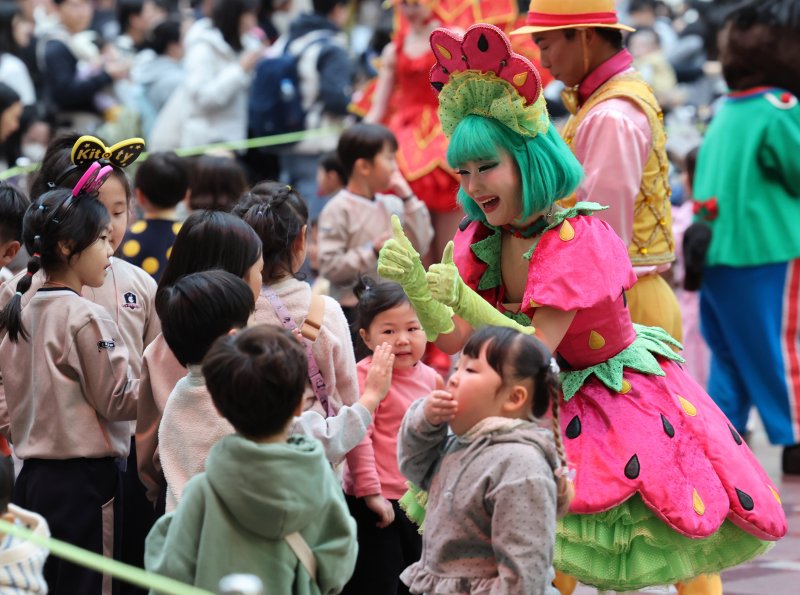 [서울=뉴시스] 배훈식 기자 = 9일 오후 서울 송파구 롯데월드 어드벤처에서 겨울 시즌 메인 공연 '해피 크리스마스 퍼레이드'가 펼쳐지고 있다. 롯데월드는 오는 22일부터 내년 3월 2일 까지 '프린세스 캐치! 티니핑'과 함께하는 '트윙클 미라클 윈터'를 진행한다. 2025.12.09. dahora83@newsis.com