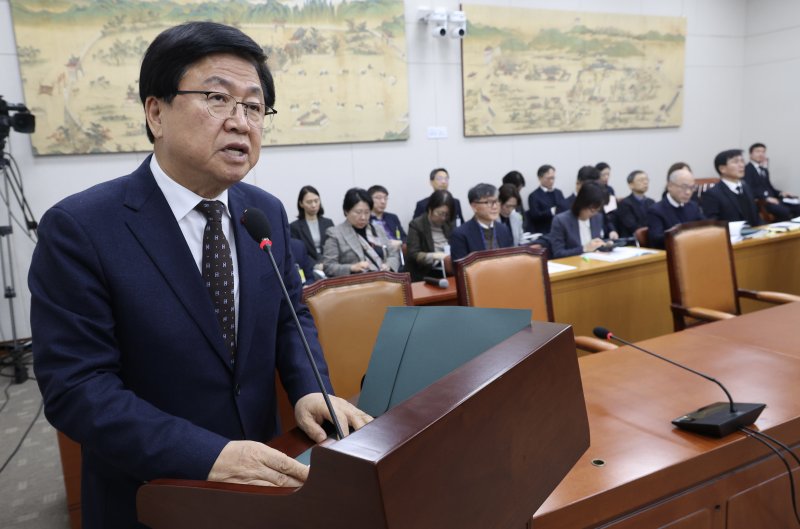 [서울=뉴시스] 조성봉 기자 = 최교진 교육부 장관이 9일 오전 서울 여의도 국회에서 열린 교육위원회 전체회의에서 법안 처리 관련 발언을 하고 있다. 2025.12.09. suncho21@newsis.com