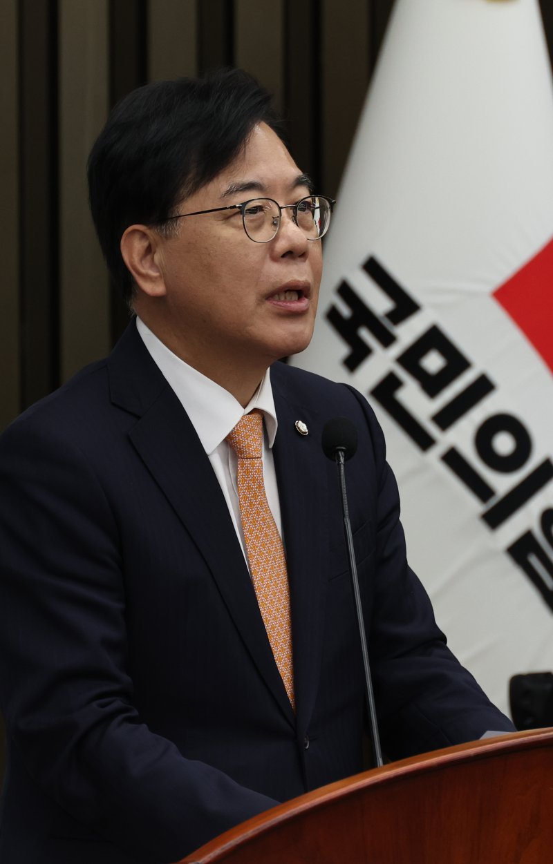 [서울=뉴시스] 김금보 기자 = 송언석 국민의힘 원내대표가 9일 서울 여의도 국회에서 열린 의원총회에서 발언을 하고 있다. 2025.12.09. kgb@newsis.com