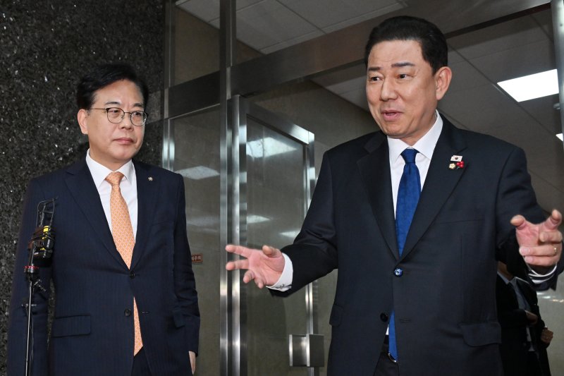 [서울=뉴시스] 김금보 기자 = 김병기(오른쪽) 더불어민주당 원내대표와 송언석 국민의힘 원내대표가 9일 서울 여의도 국회에서 회동을 가진 뒤 의장실을 나서며 취재진에게 입장을 밝히고 있다. (공동취재) 2025.12.09. photo@newsis.com