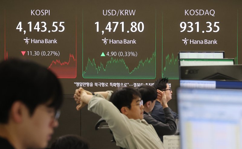 9일 서울 중구 하나은행 딜링룸 현황판에 코스피 지수 등이 표시되고 있다. /사진=연합뉴스