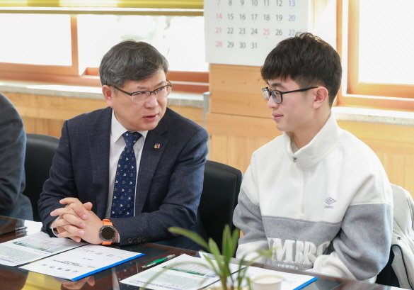 유정기 전북교육감 권한대행(왼쪽)이 9일 전주한일고를 방문, 수능 만점을 받은 이하진 군을 격려했다.(전북교육청 제공, 재판매 및 DB 금지)/뉴스1
