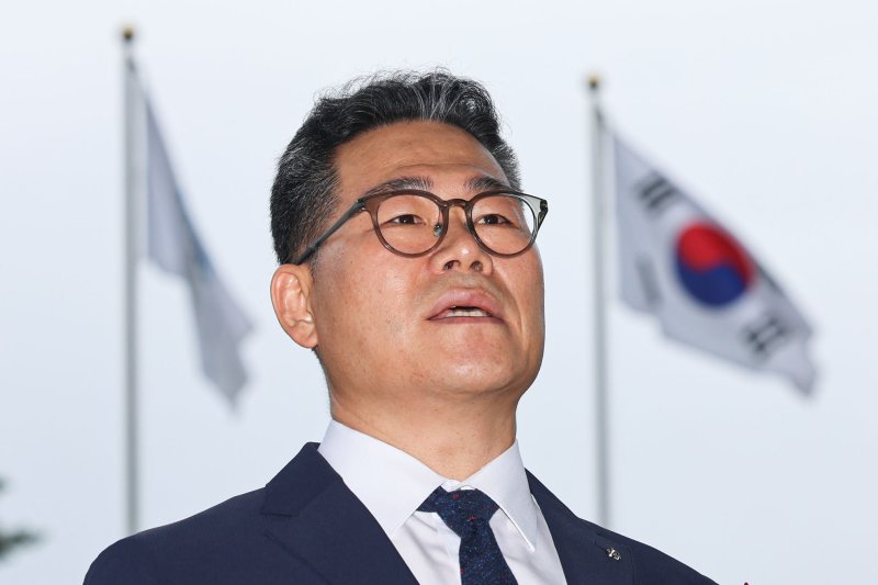 [서울=뉴시스] 권창회 기자 =백해룡 전 영등포경찰서 형사과장(경정)이 임은정 동부지검장과 비공개 면담을 위해 17일 서울 송파구 서울동부지방검찰청으로 들어가며 취재진 질의에 답하고 있다. 2025.07.17. kch0523@newsis.com