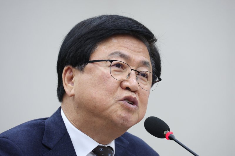 최교진 교육부 장관이 9일 서울 여의도 국회에서 교육위원회 전체회의에서 의원 질의에 답변하고 있다. 2025.12.9/뉴스1 ⓒ News1 신웅수 기자